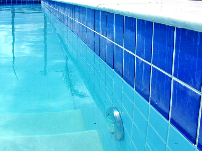 maneras-detectar-una-fuga-de-agua-en-piscinas